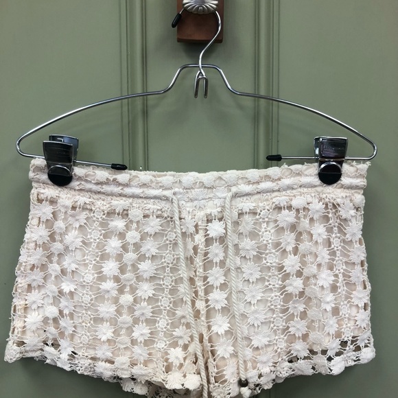 Crochet shorty shorts - Picture 2 of 5